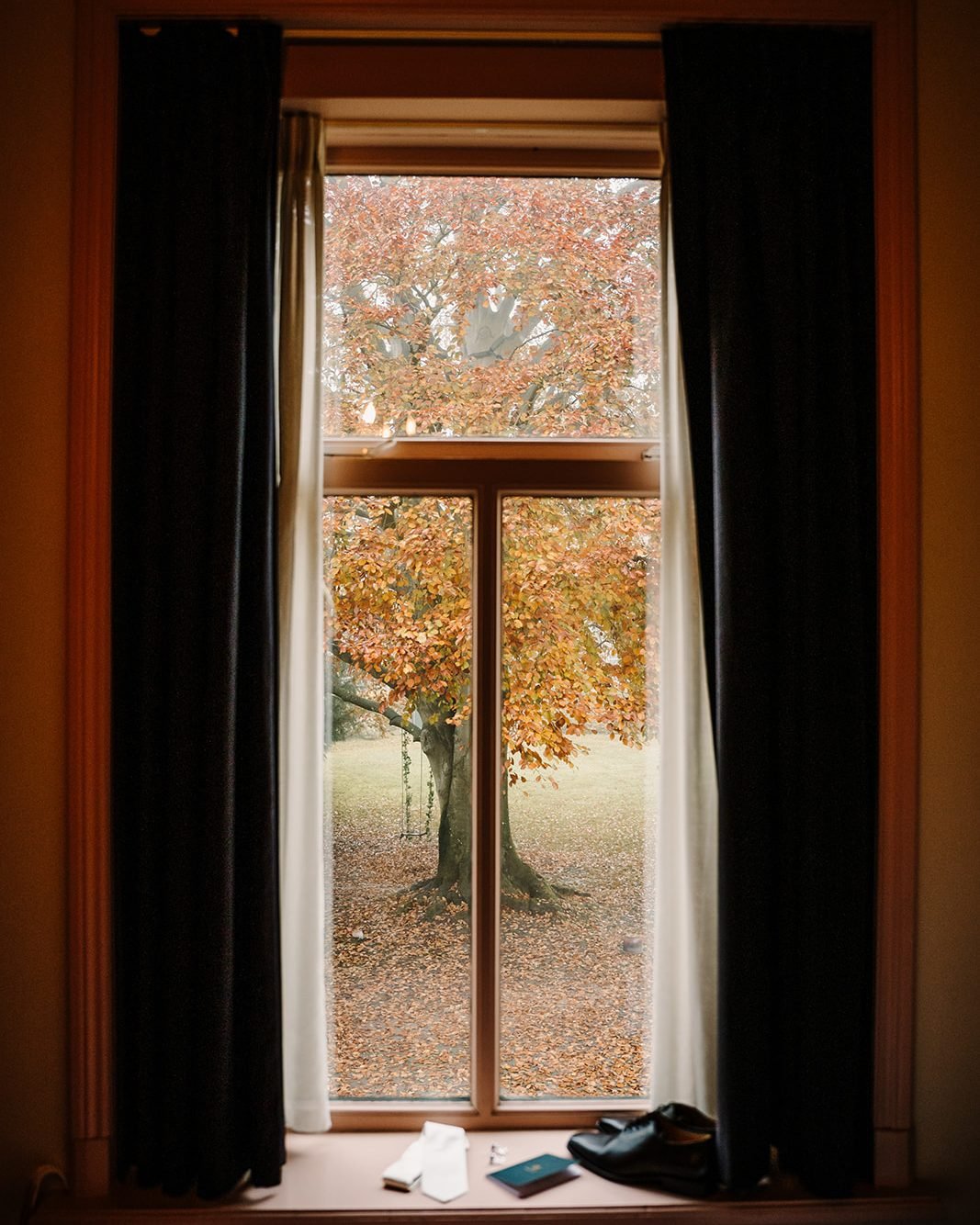 Uitzicht op de herfsttuin vanuit de historische pastorie